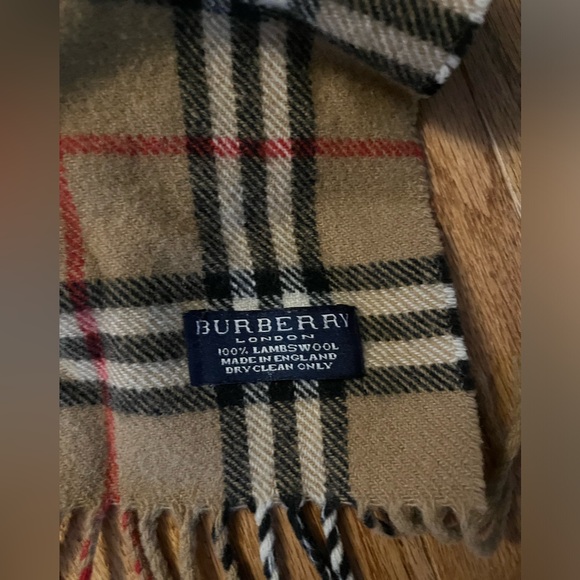 Authentic Burberry 100% Lambswool Scarf - Picture 2 of 2